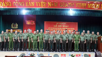 Bế mạc lớp tập huấn điều lệnh, bắn súng quân dụng và võ thuật trong CAND