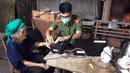 Vào bản làng xa xôi làm thủ tục cấp thẻ CCCD cho người khuyết tật