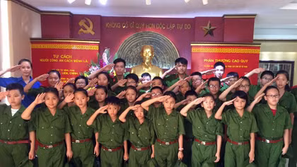 ''Học làm chiến sĩ Công an'' để biết thêm sẻ chia và yêu thương