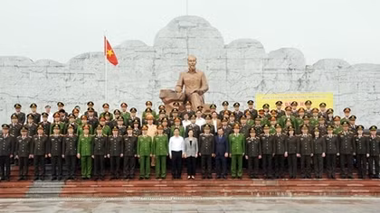 Đoàn đại biểu Bộ Công an dâng hoa tưởng niệm Chủ tịch Hồ Chí Minh