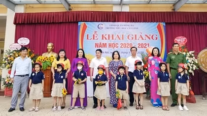 Tặng mũ bảo hiểm, nâng cao nhận thức tham gia giao thông cho các em học sinh lớp 1