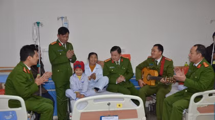 Sẻ chia khó khăn với bệnh nhân mắc bệnh hiểm nghèo