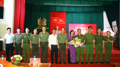 Lãnh đạo Bộ Công an trao quyết định về công tác cán bộ Trường Trung cấp CSND VI