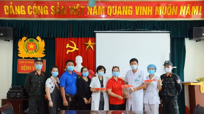 Tuổi trẻ CSCĐ Thủ đô chung tay cùng các y, bác sĩ đẩy lùi dịch COVID-19