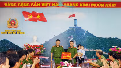 Công an tỉnh Hà Giang thăm hỏi con cán bộ bị bệnh tim bẩm sinh
