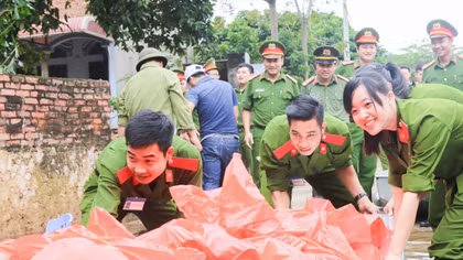 Tuổi trẻ CAND tới thăm hỏi, động viên bà con vùng ngập lụt huyện Chương Mỹ