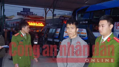 Phát hiện một thùng pháo lậu tại bến xe khách