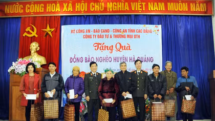 Thứ trưởng Nguyễn Văn Sơn tặng quà đồng bào nghèo ở Cao Bằng