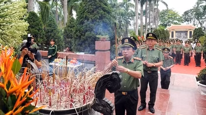 Cục Truyền thông CAND dâng hương tưởng niệm các Anh hùng liệt sỹ