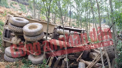 Đi làm nương, phát hiện 4 xác người trong cabin xe tải dưới vực sâu