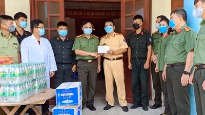 Động viên CBCS tại các chốt phòng chống dịch vùng cao biên giới