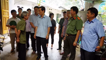 Lãnh đạo tỉnh Hà Giang thăm hỏi những hộ dân bị ảnh hưởng từ vụ nổ kho quân khí