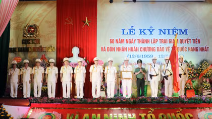 Trại giam Quyết Tiến đón nhận Huân chương bảo vệ Tổ quốc hạng Nhất