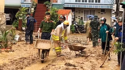 Dầm mình trong mưa bùn, nỗ lực giúp dân