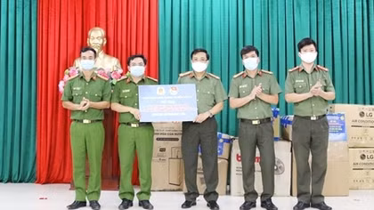 Tuổi trẻ CAND đồng hành cùng CBCS tuyến đầu chống dịch