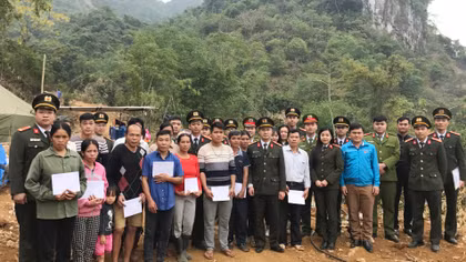 Tuổi trẻ CAND sẻ chia khó khăn với nhân dân hai tỉnh Hòa Bình và Sơn La
