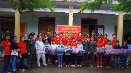 Văn phòng Bộ Công an tặng quà tại Hà Giang