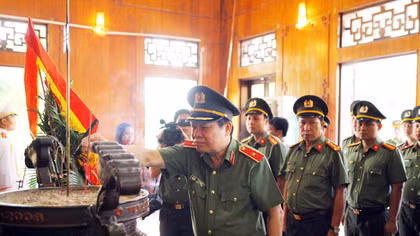 Cục Công tác chính trị CAND hoạt động “về nguồn” tại Khu di tích Kim Liên