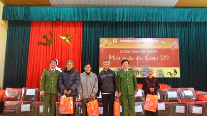 Quà Tết nghĩa tình gửi tặng các gia đình chính sách, hoàn cảnh khó khăn