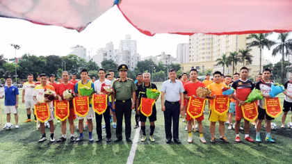 Sôi nổi giải bóng đá của tuổi trẻ Công an TP Hà Nội