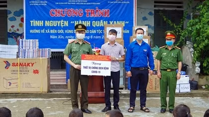 Mang yêu thương tới đồng bào vùng cao xã biên giới