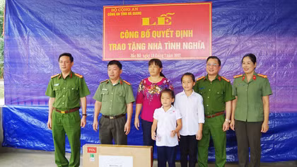 Công an tỉnh Hà Giang trao tặng Nhà tình nghĩa cho cán bộ, chiến sĩ có hoàn cảnh khó khăn