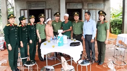 Tuổi trẻ CAND sẻ chia khó khăn tới đồng bào vùng bão lụt Quảng Trị 