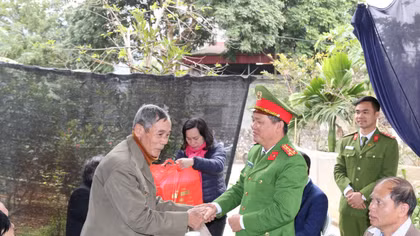 Sẻ chia khó khăn với bà con nghèo Hòa Bình