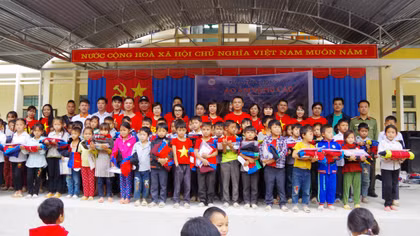 Sẻ chia áo ấm tới học sinh vùng cao Hà Giang