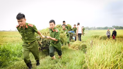 Xúc động những khoảnh khắc đẹp Công an với Nhân dân