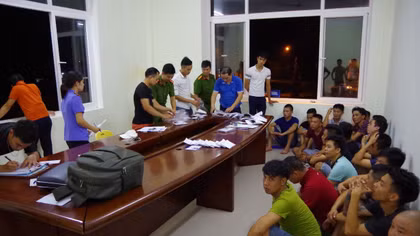 14 tài xế đánh bạc trên điện thoại tại Bến xe Hà Giang