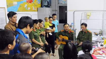 Món quà ý nghĩa gửi người bệnh của Hội phụ nữ Đại học PCCC