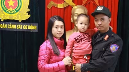 Cảnh sát cơ động giao trả cháu bé bị lạc về với gia đình