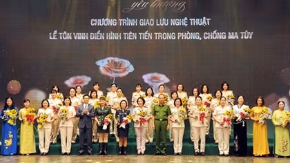 Tôn vinh điển hình tiên tiến trong phòng, chống ma túy