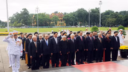 Lãnh đạo Đảng, Nhà nước và Bộ Công an vào Lăng viếng Chủ tịch Hồ Chí Minh