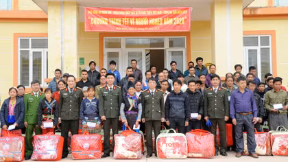 Mang Tết đến sớm với bà con vùng cao Nậm Vì