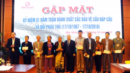 Xúc động buổi gặp mặt của những người lính từng vào sinh ra tử trên đồi Pháo Thủ