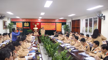 Ra quân mở đợt cao điểm bảo đảm TTAT giao thông