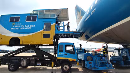 Nam hành khách trộm 4.500 USD trên máy bay