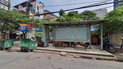 Thùng rác "bủa vây" nhiều điểm dừng chờ xe buýt