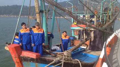 Cứu nạn 10 ngư dân gặp nạn trên khu vực biển gần đường phân định Vịnh Bắc Bộ