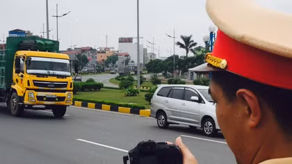 Cảnh sát giao thông tăng cường xử phạt vi phạm tốc độ cửa ngõ thủ đô
