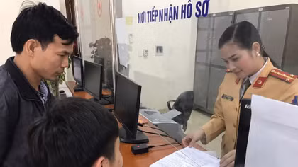 Cán bộ CSGT trả lại 100 triệu đồng cho người để quên