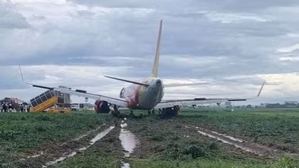 Mất 18 giờ đưa máy bay Vietjet trượt khỏi đường băng về sân đỗ