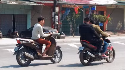 Nhiều người dân Thủ đô ra đường "quên" mũ bảo hiểm ngày Tết