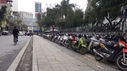 Vỉa hè Hà Nội được "khoác áo mới"