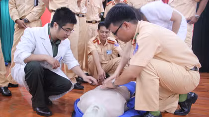 Hà Nội: Cảnh sát giao thông học cách sơ cứu thương cho người bị nạn