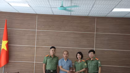 Hành khách cảm kích nhận lại 6 chỉ vàng làm rơi ở Sân bay Nội Bài