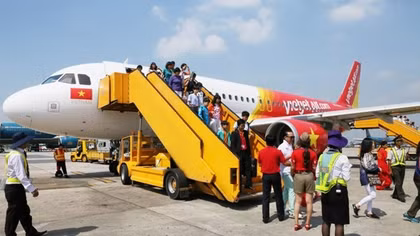 Chậm chuyến bay vì phát hiện lốp máy bay bị xẹp