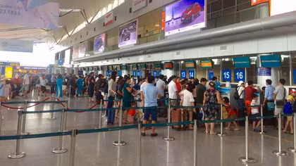 Nữ nhân viên vệ sinh bị xe đầu kéo đâm tử vong tại sân bay Nội Bài